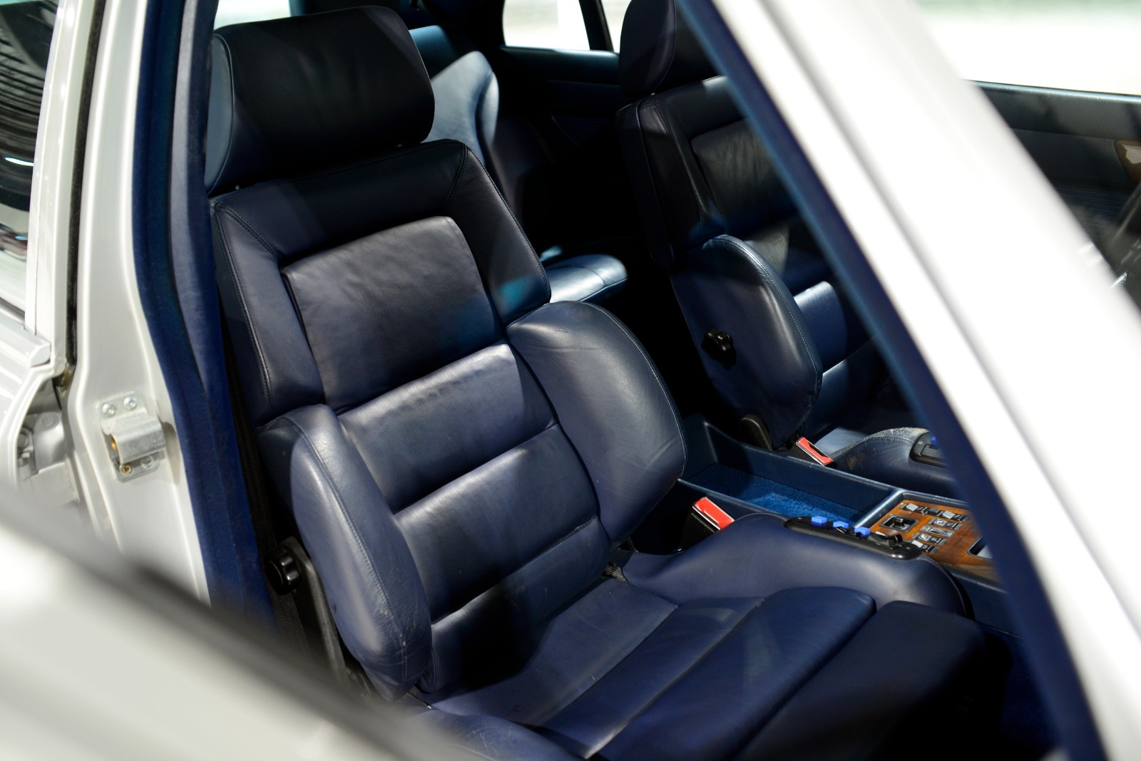 Mercedes-Benz-500-Series-1983-Sedan-30