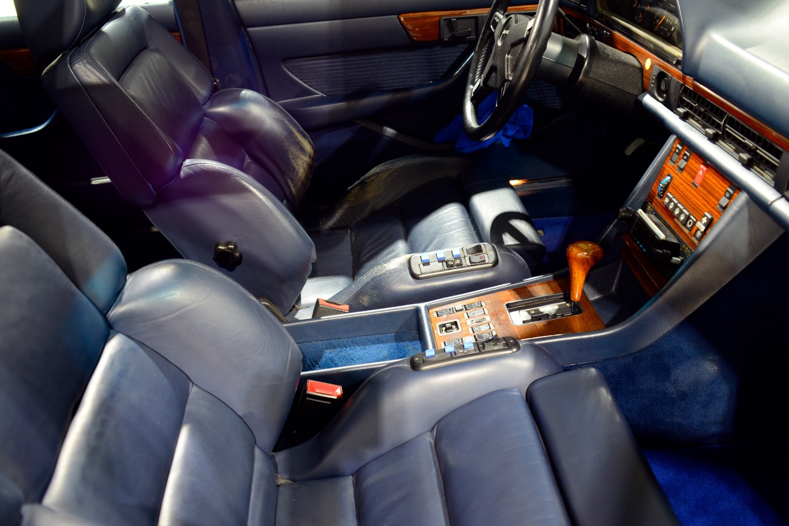Mercedes-Benz-500-Series-1983-Sedan-31