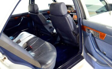 Mercedes-Benz-500-Series-1983-Sedan-36