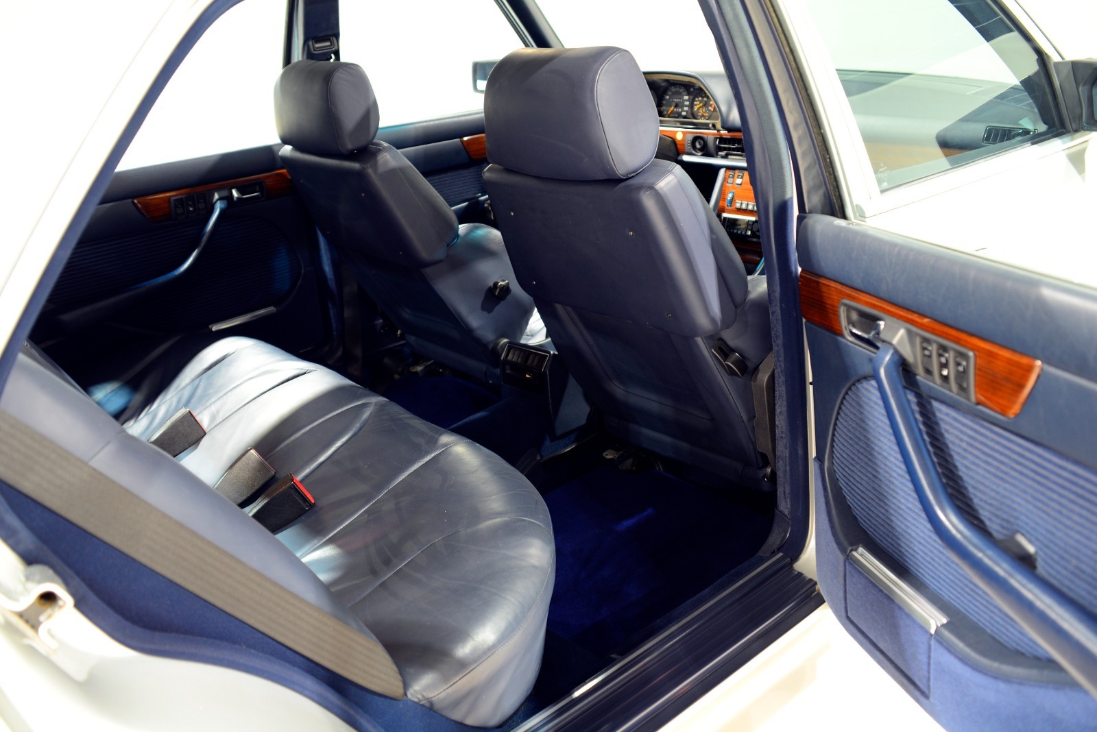 Mercedes-Benz-500-Series-1983-Sedan-36