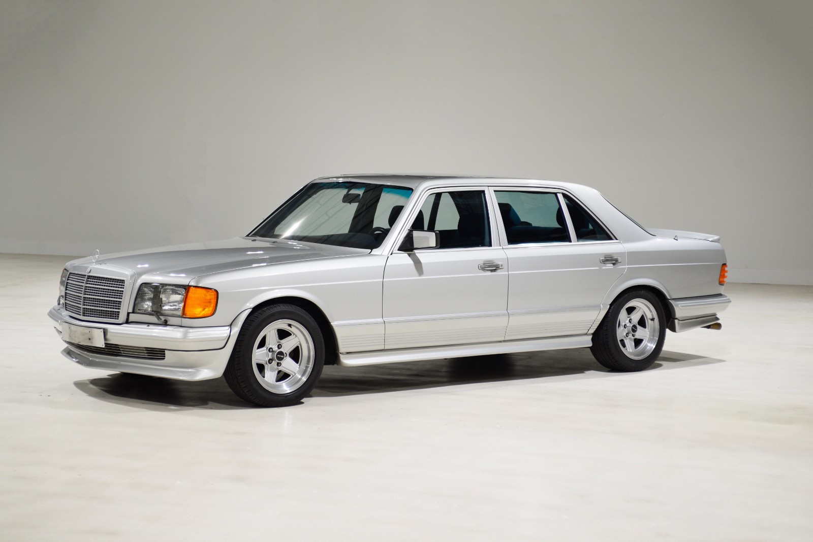 Mercedes-Benz-500-Series-1983-Sedan-4