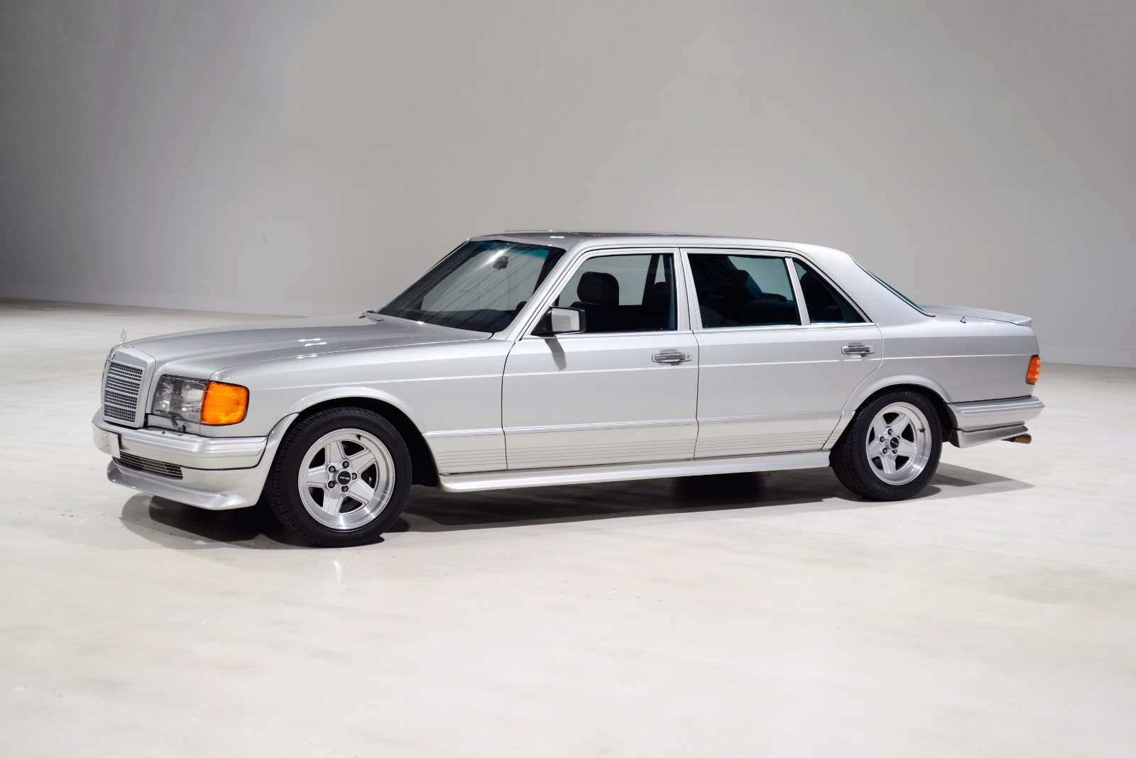 Mercedes-Benz-500-Series-1983-Sedan-5