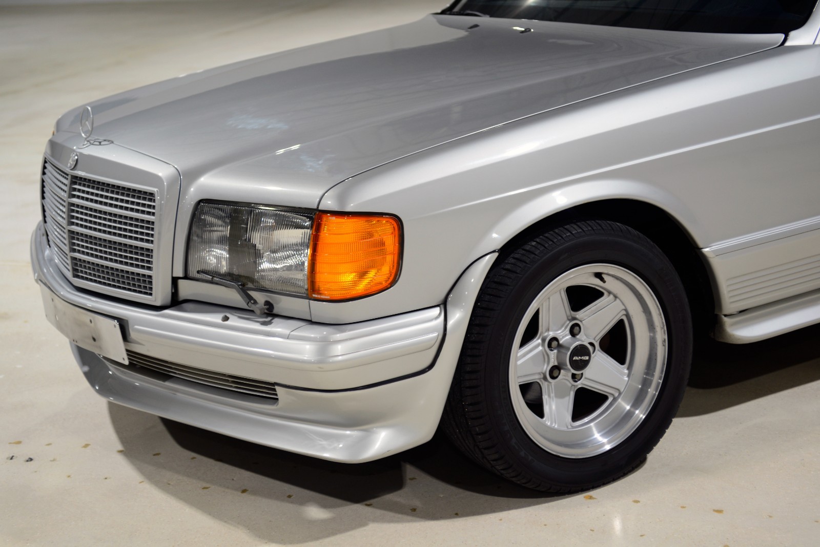 Mercedes-Benz-500-Series-1983-Sedan-6
