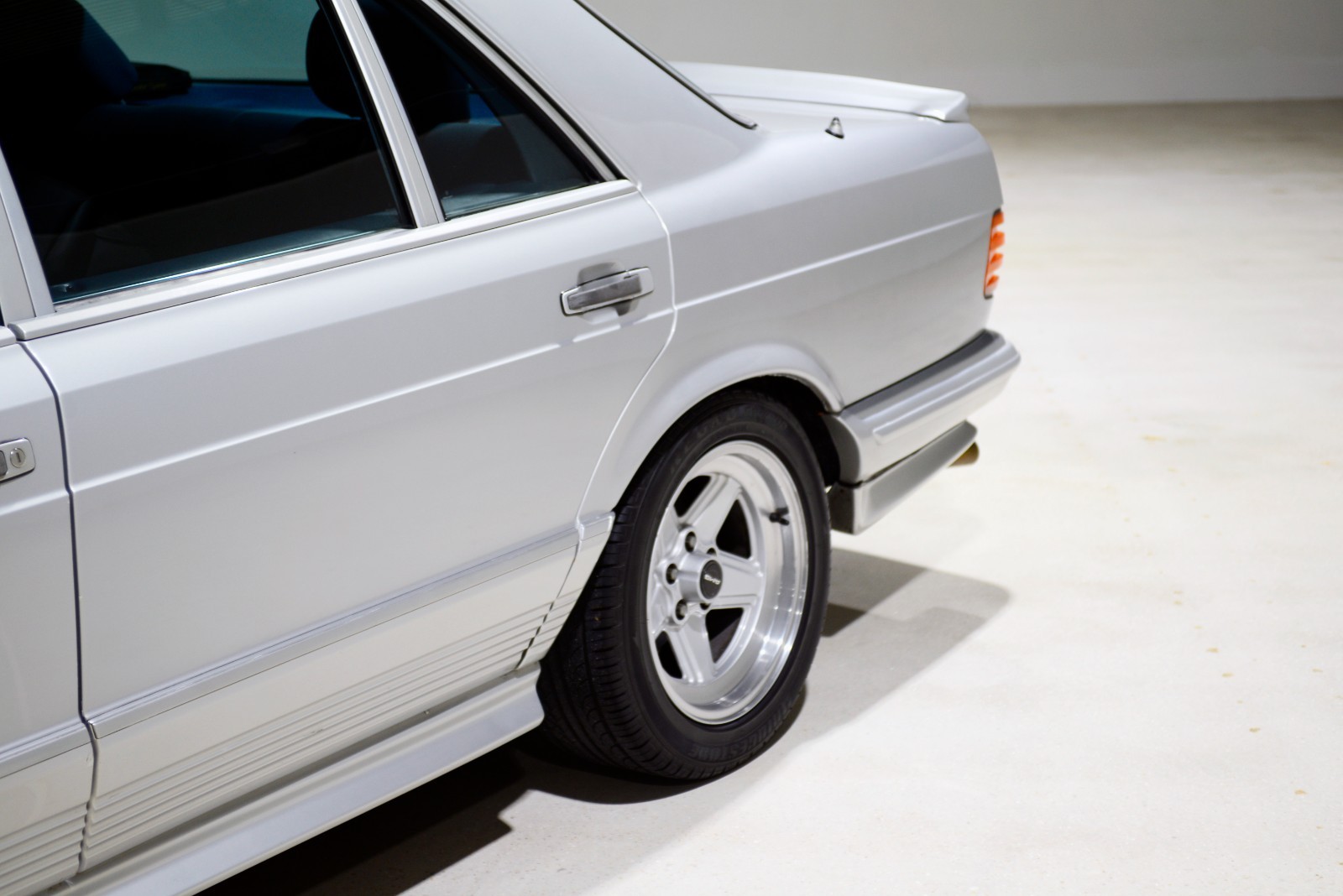 Mercedes-Benz-500-Series-1983-Sedan-7