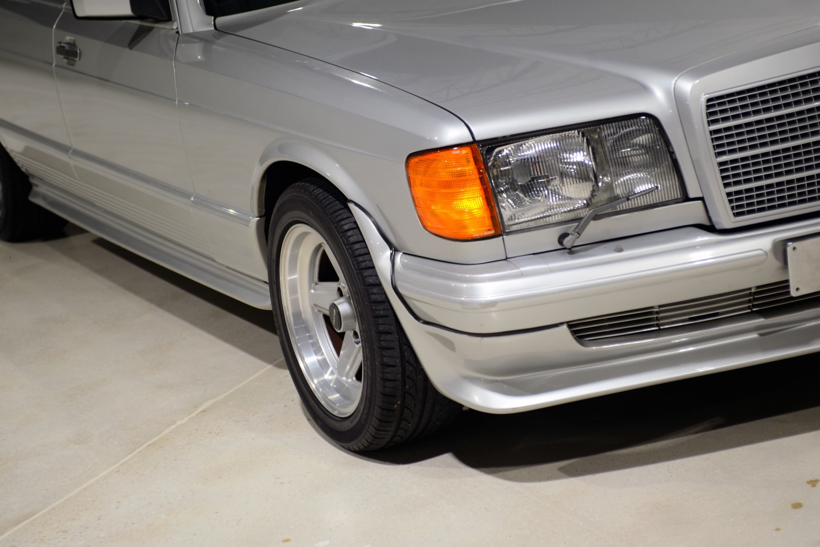 Mercedes-Benz-500-Series-1983-Sedan-8