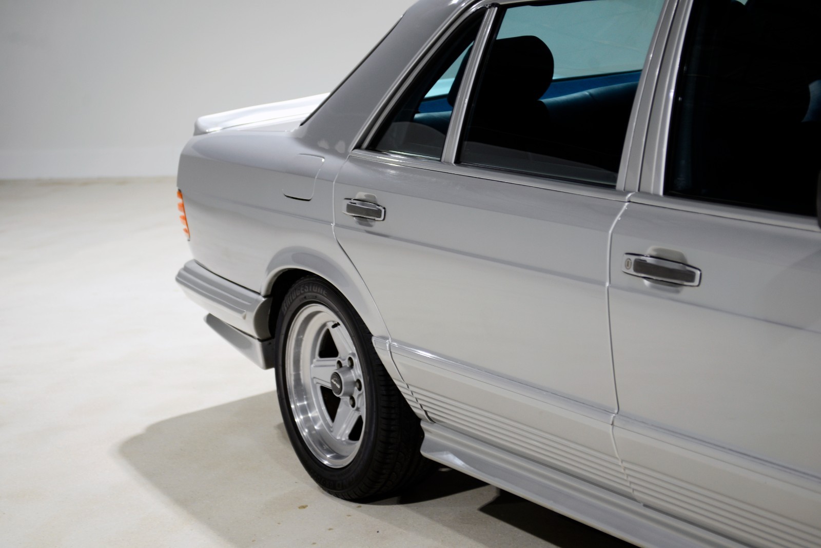 Mercedes-Benz-500-Series-1983-Sedan-9