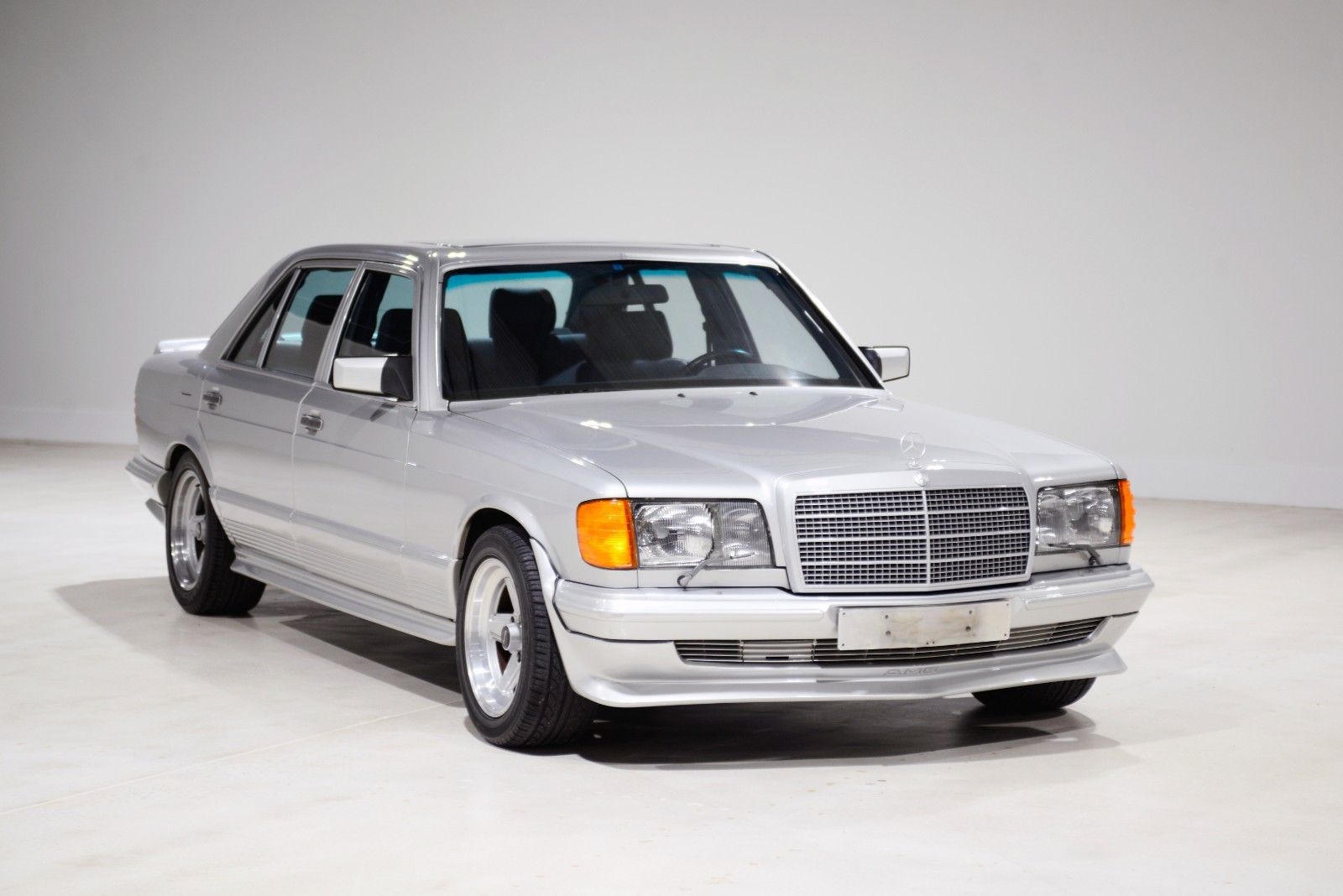 Mercedes-Benz 500-Series 1983 Sedan