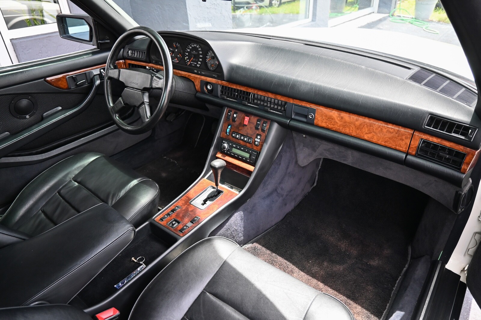 Mercedes-Benz-500-Series-1985-2D-30