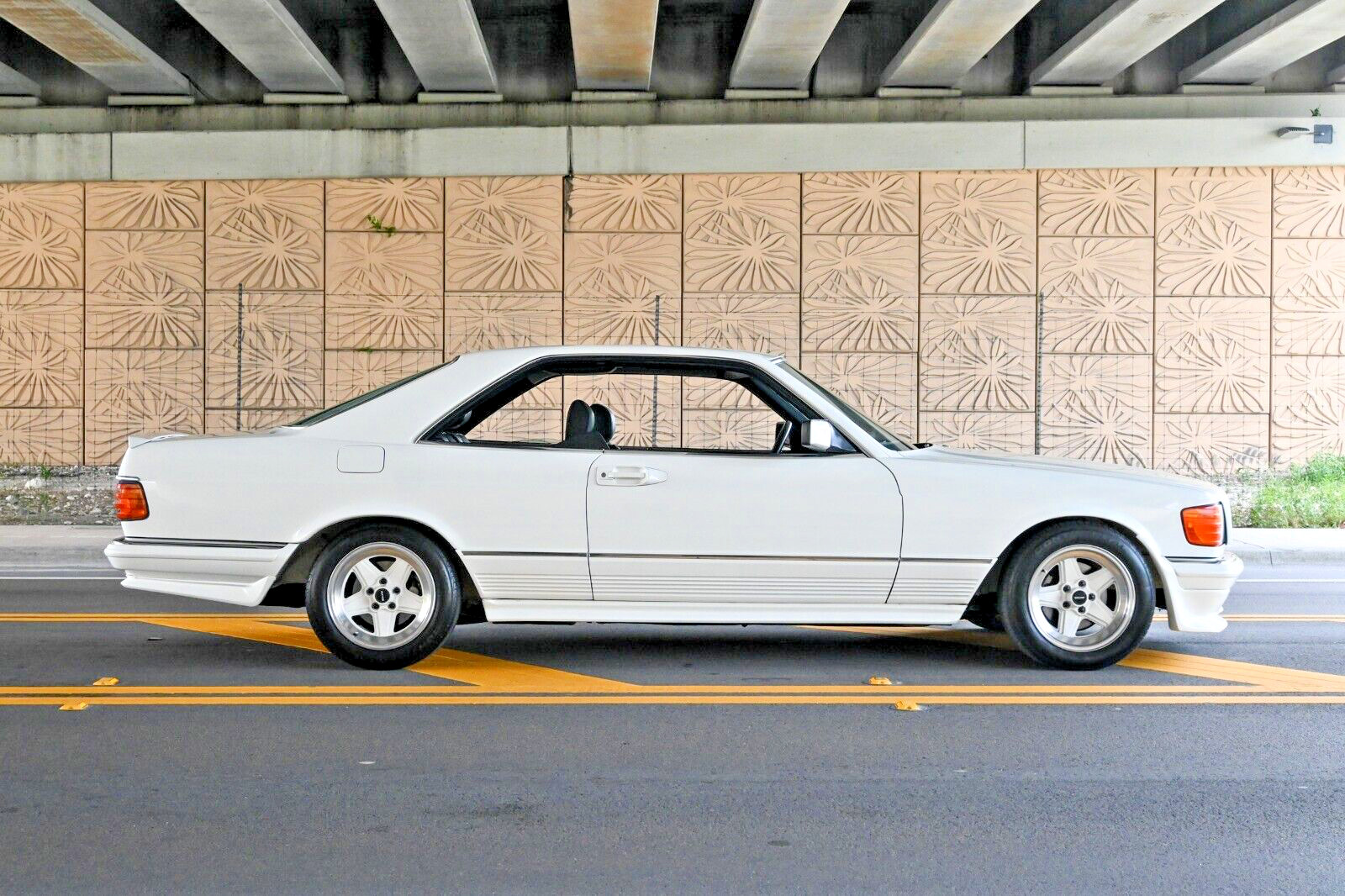 Mercedes-Benz-500-Series-1985-Coupe-2