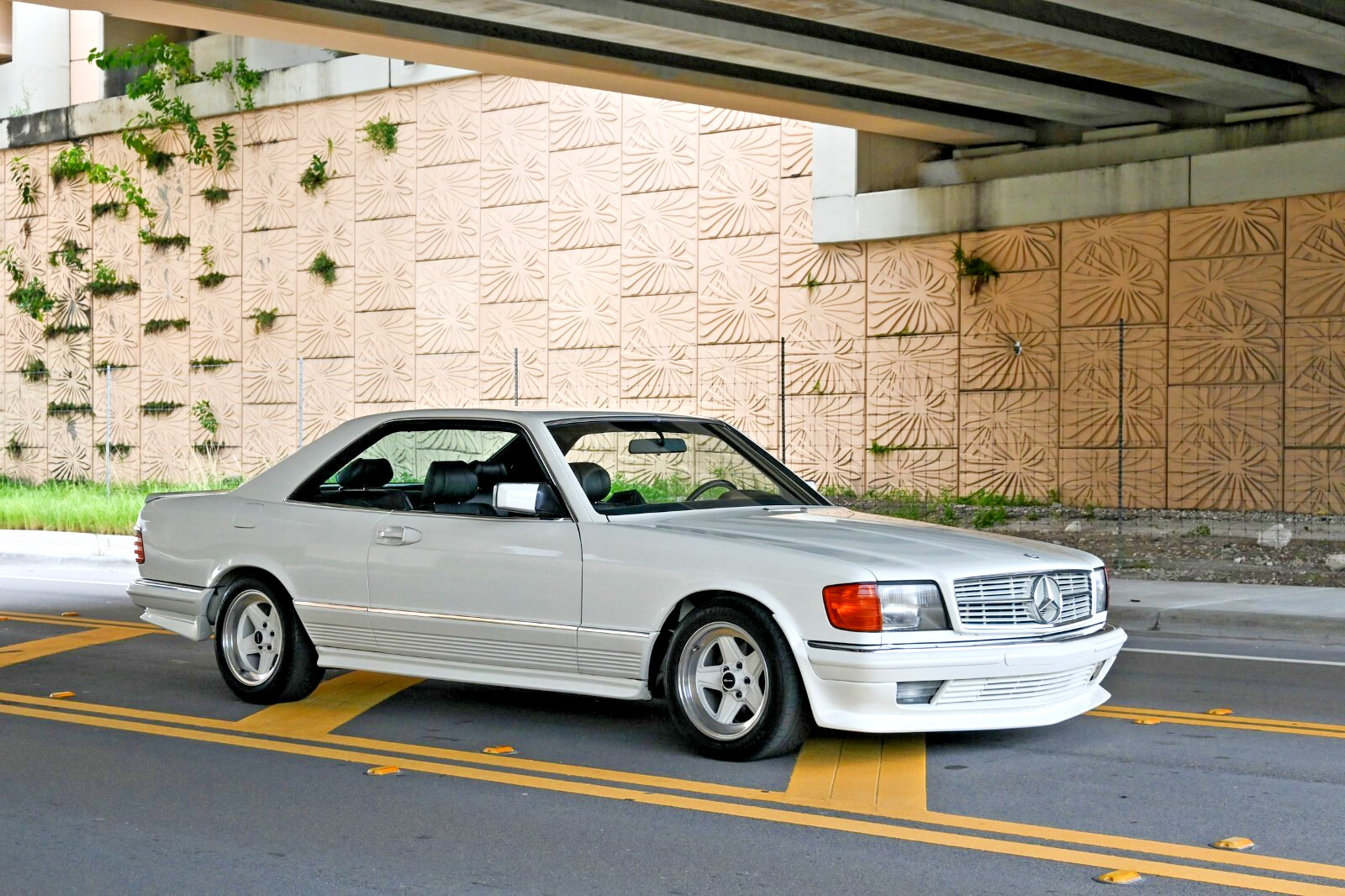Mercedes-Benz-500-Series-1985-Coupe-30