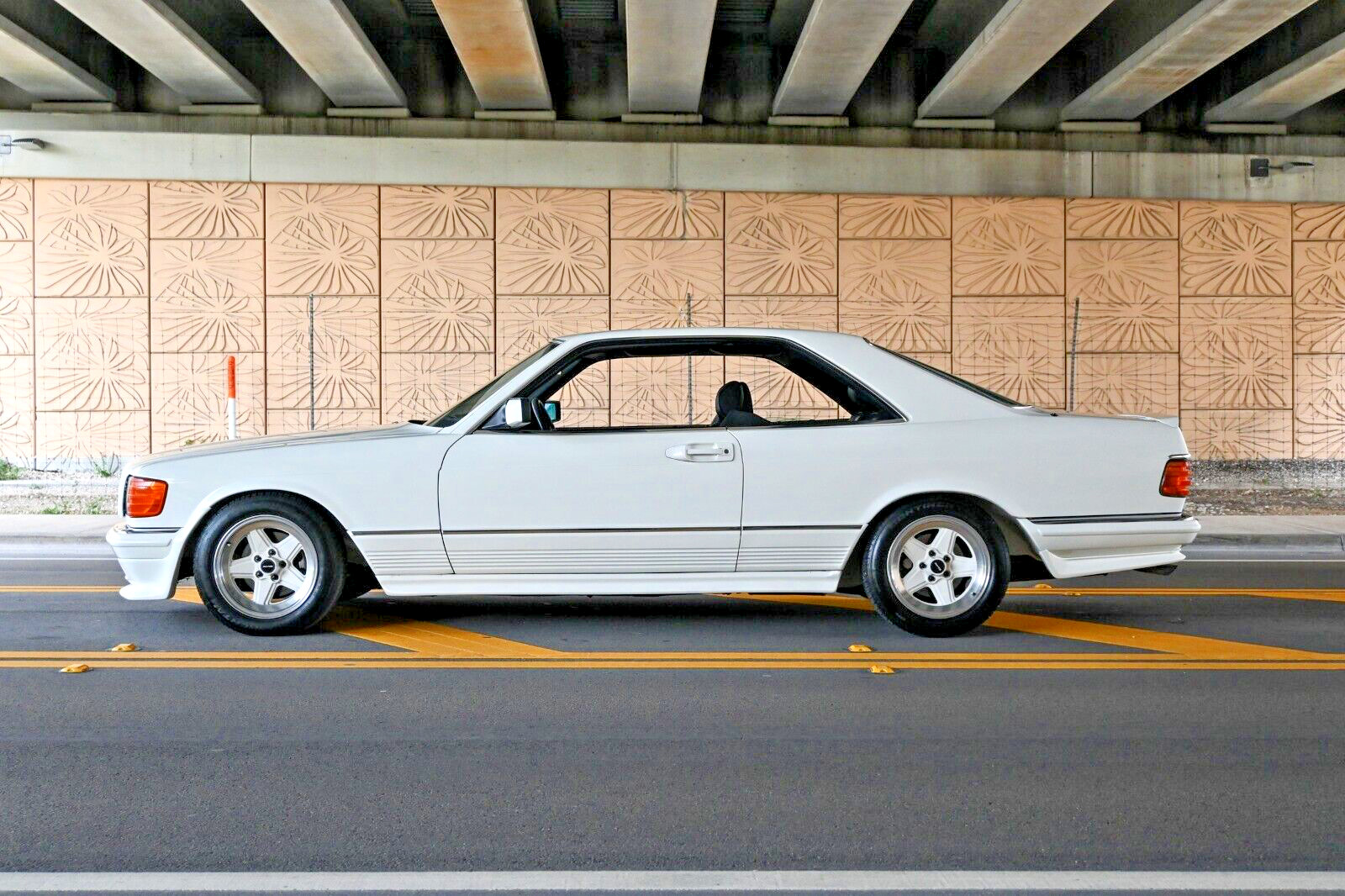 Mercedes-Benz-500-Series-1985-Coupe-31