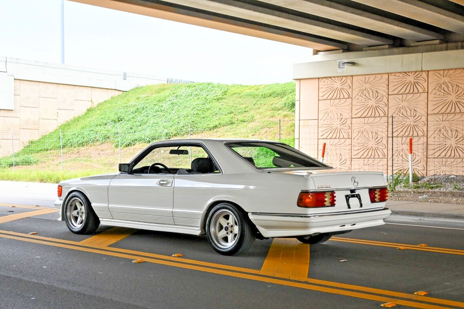 Mercedes-Benz-500-Series-1985-Coupe-32