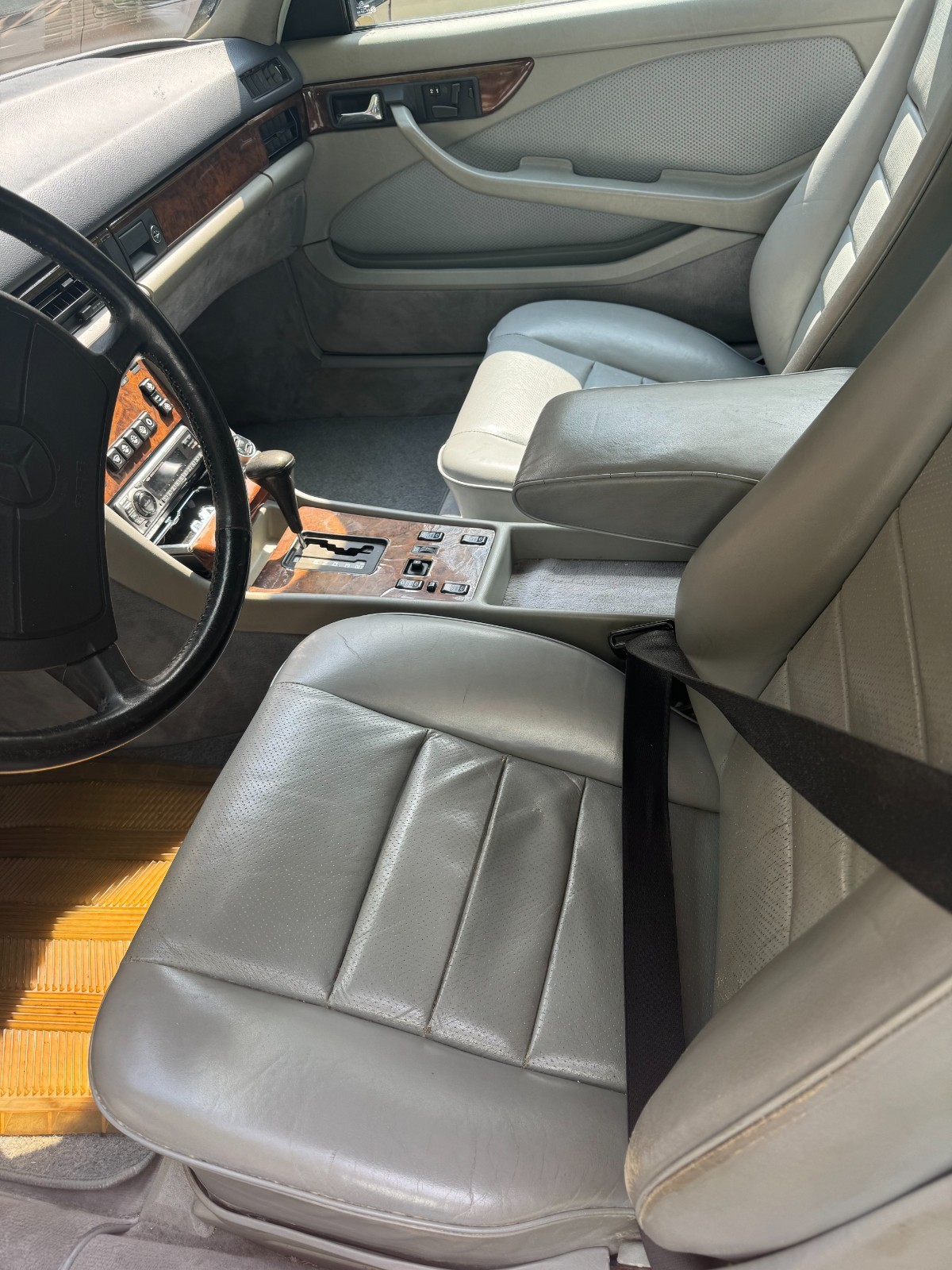 Mercedes-Benz-500-Series-1987-Coupe-16