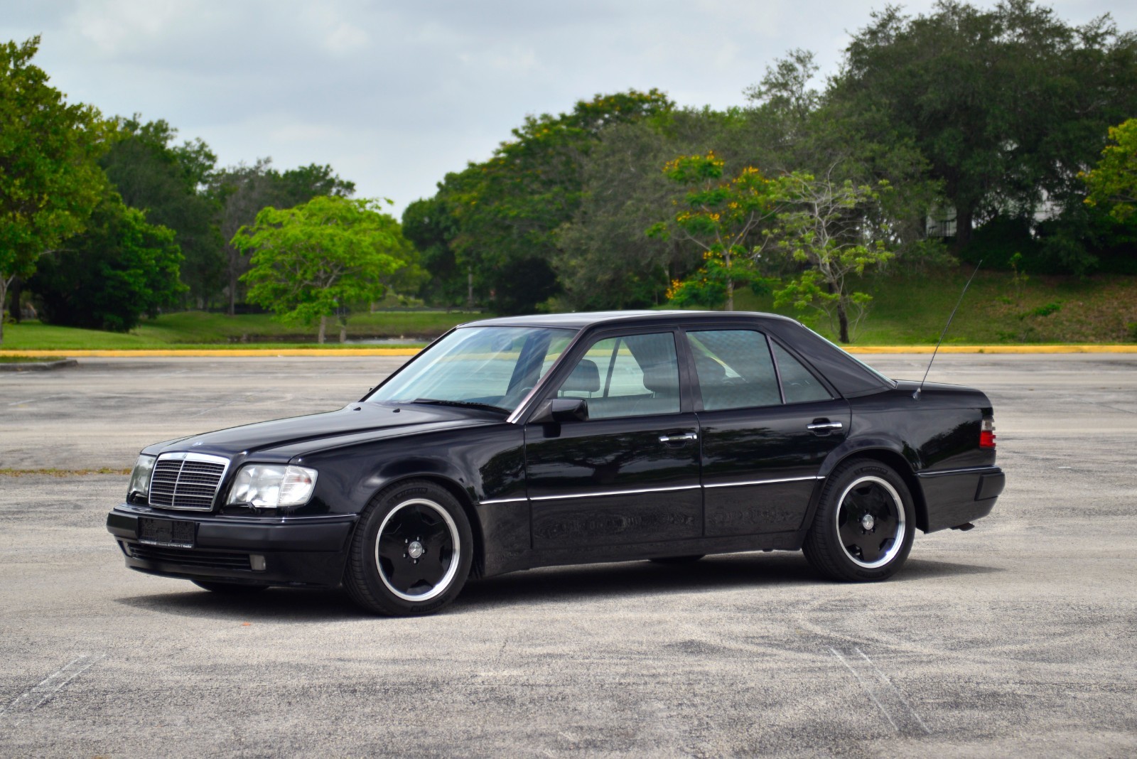 Mercedes-Benz 500-Series 1993 Sedan