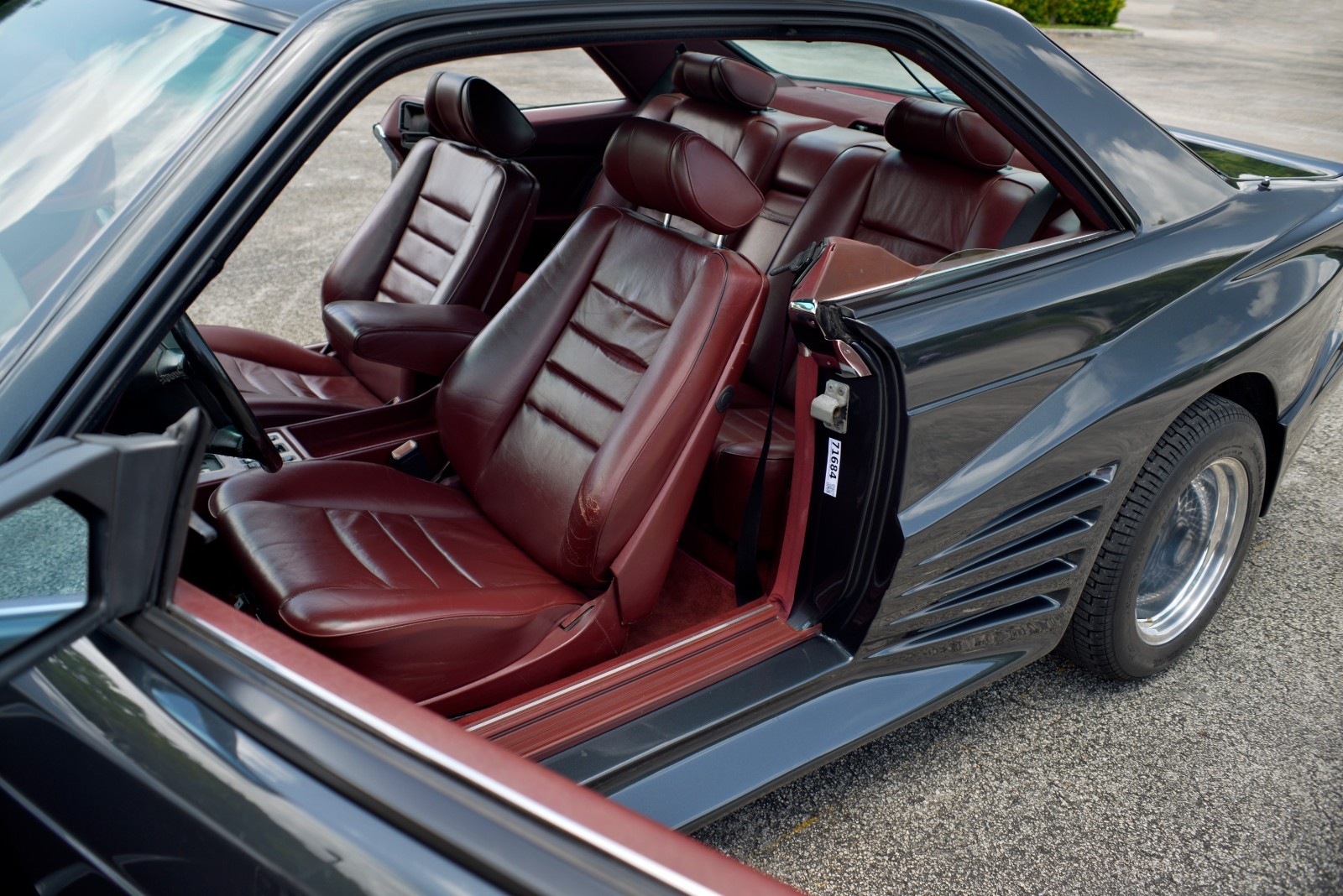 Mercedes-Benz-560SEC-1986-Coupe-24
