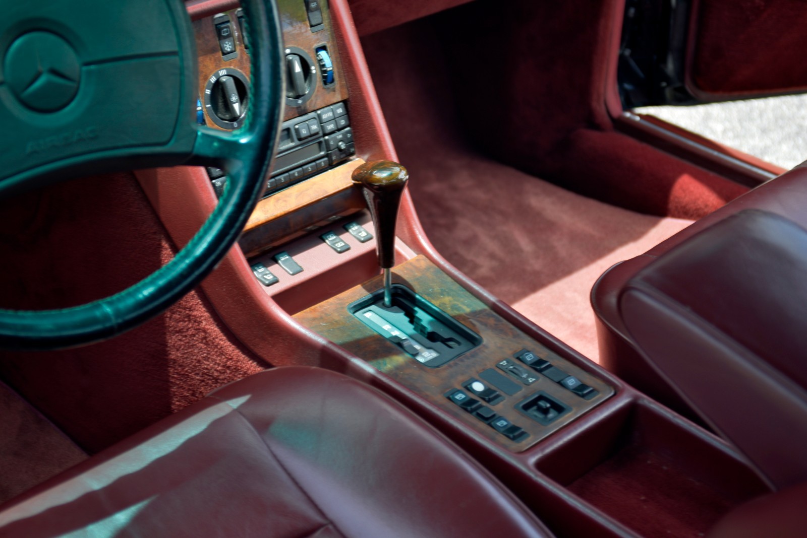 Mercedes-Benz-560SEC-1986-Coupe-26