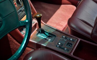 Mercedes-Benz-560SEC-1986-Coupe-28