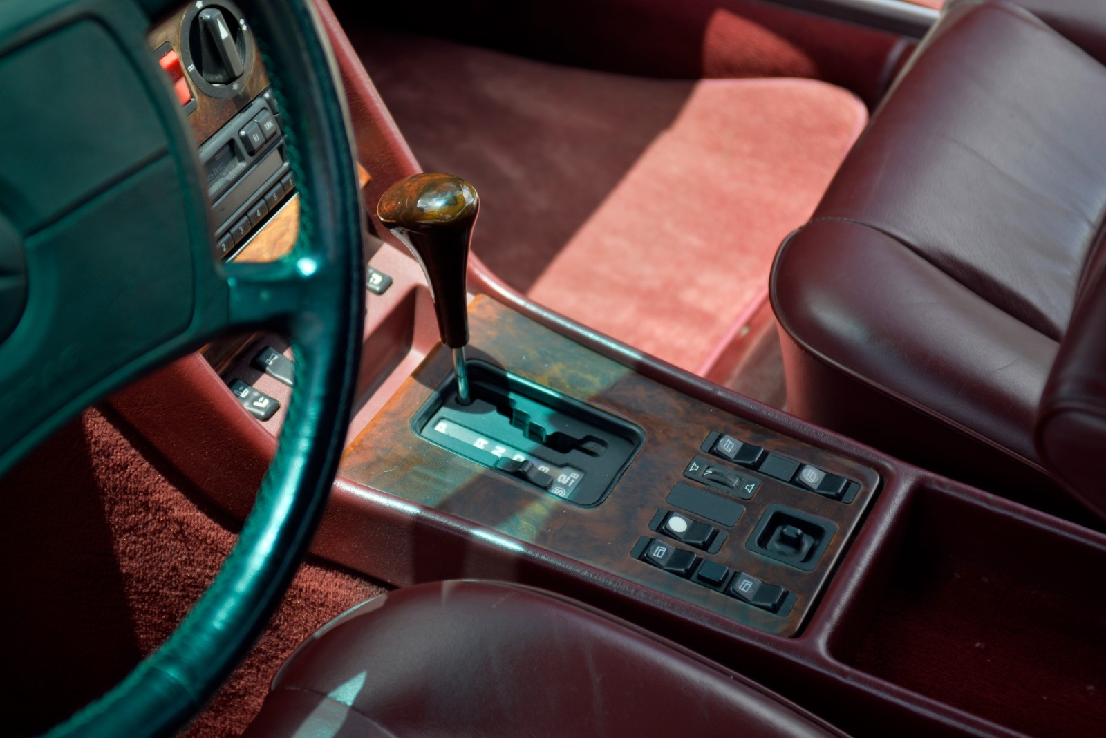 Mercedes-Benz-560SEC-1986-Coupe-28
