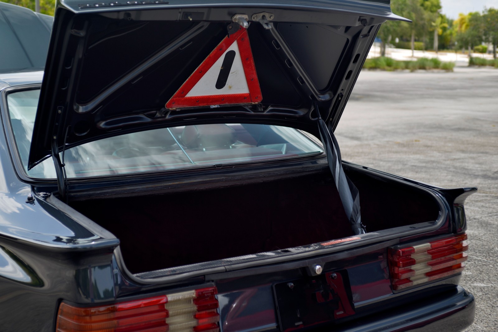Mercedes-Benz-560SEC-1986-Coupe-35