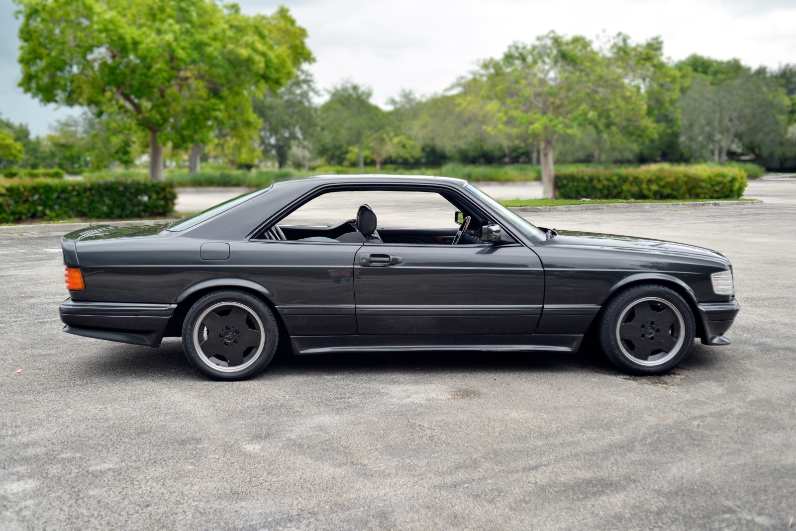 Mercedes-Benz-560SEC-1989-Coupe-11