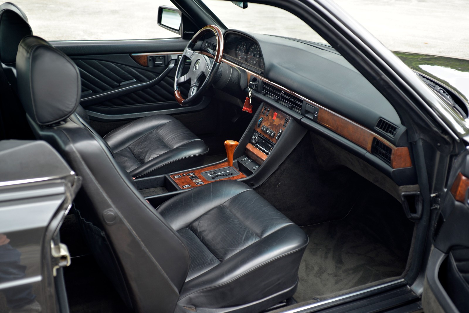 Mercedes-Benz-560SEC-1989-Coupe-13