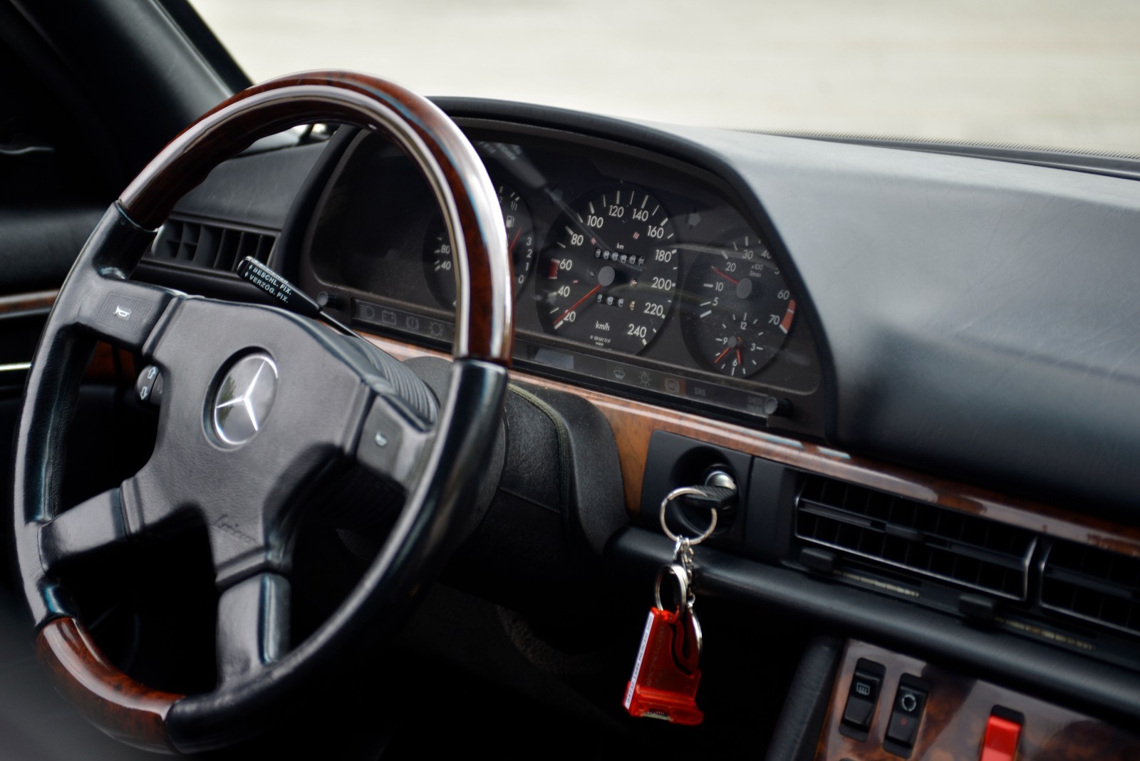 Mercedes-Benz-560SEC-1989-Coupe-18