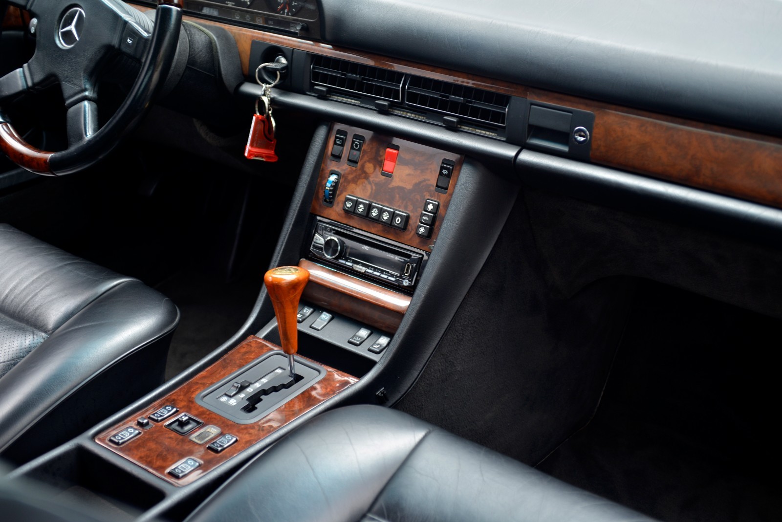 Mercedes-Benz-560SEC-1989-Coupe-19