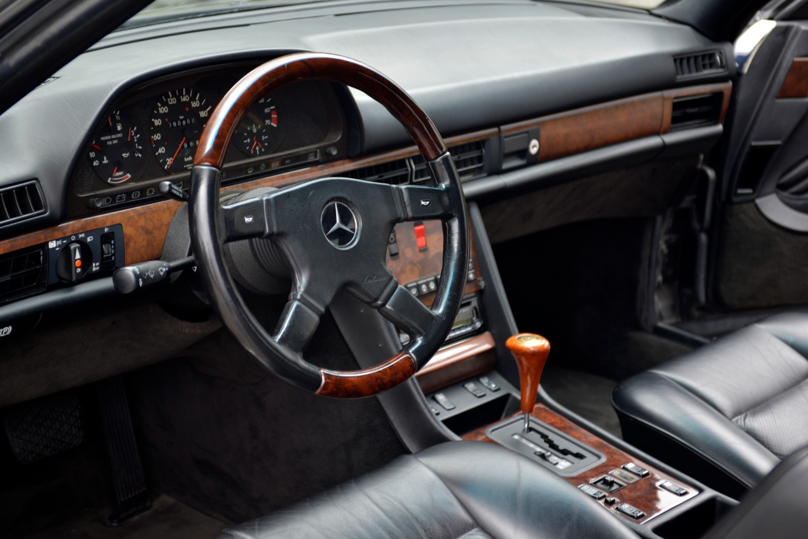 Mercedes-Benz-560SEC-1989-Coupe-22