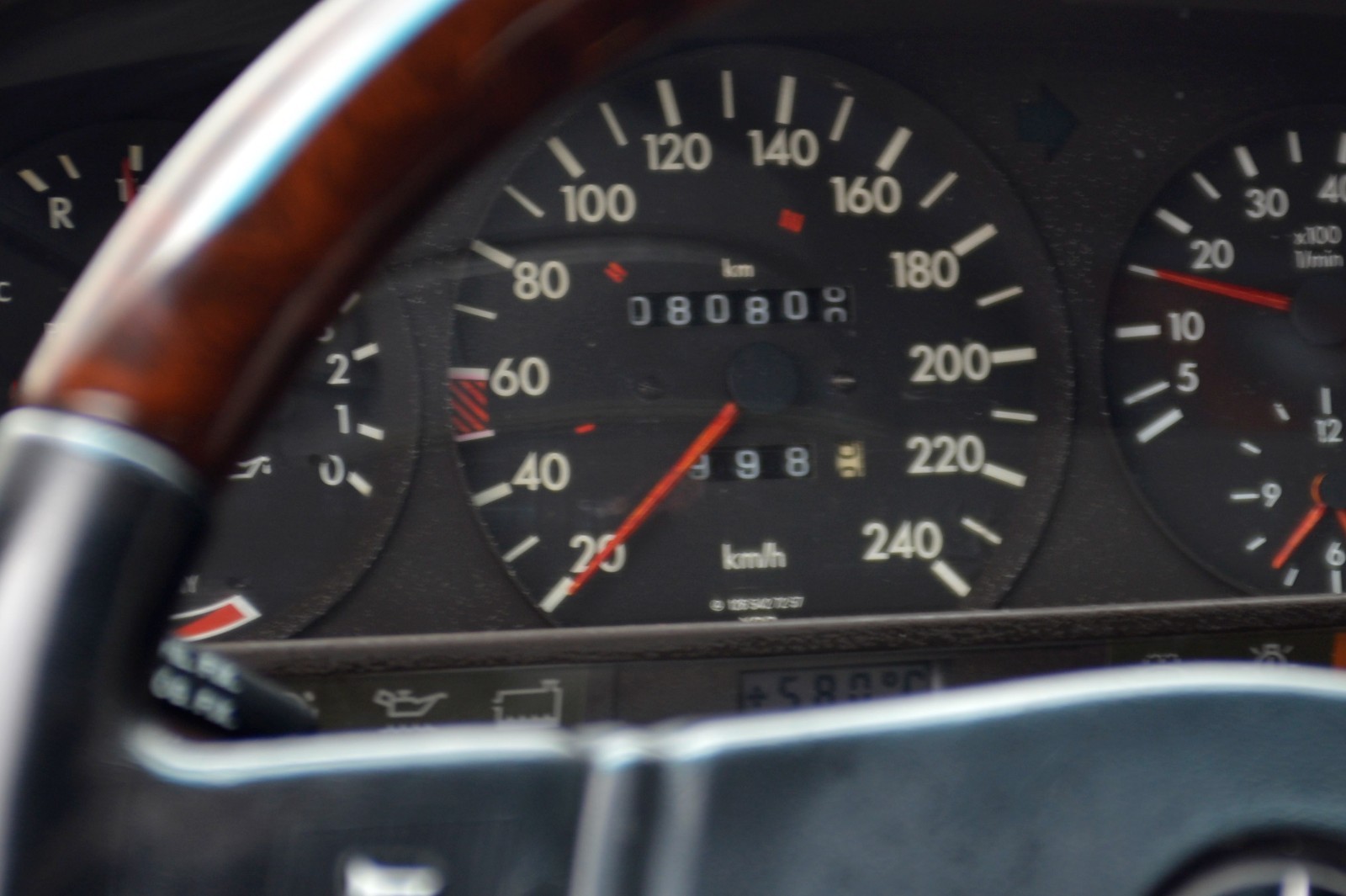 Mercedes-Benz-560SEC-1989-Coupe-23