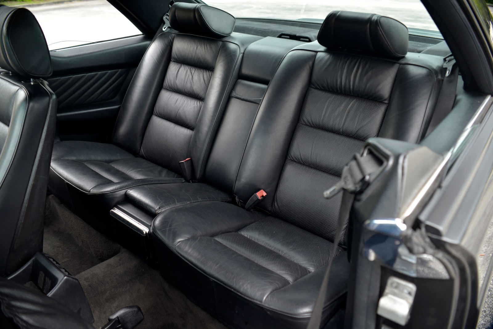 Mercedes-Benz-560SEC-1989-Coupe-27