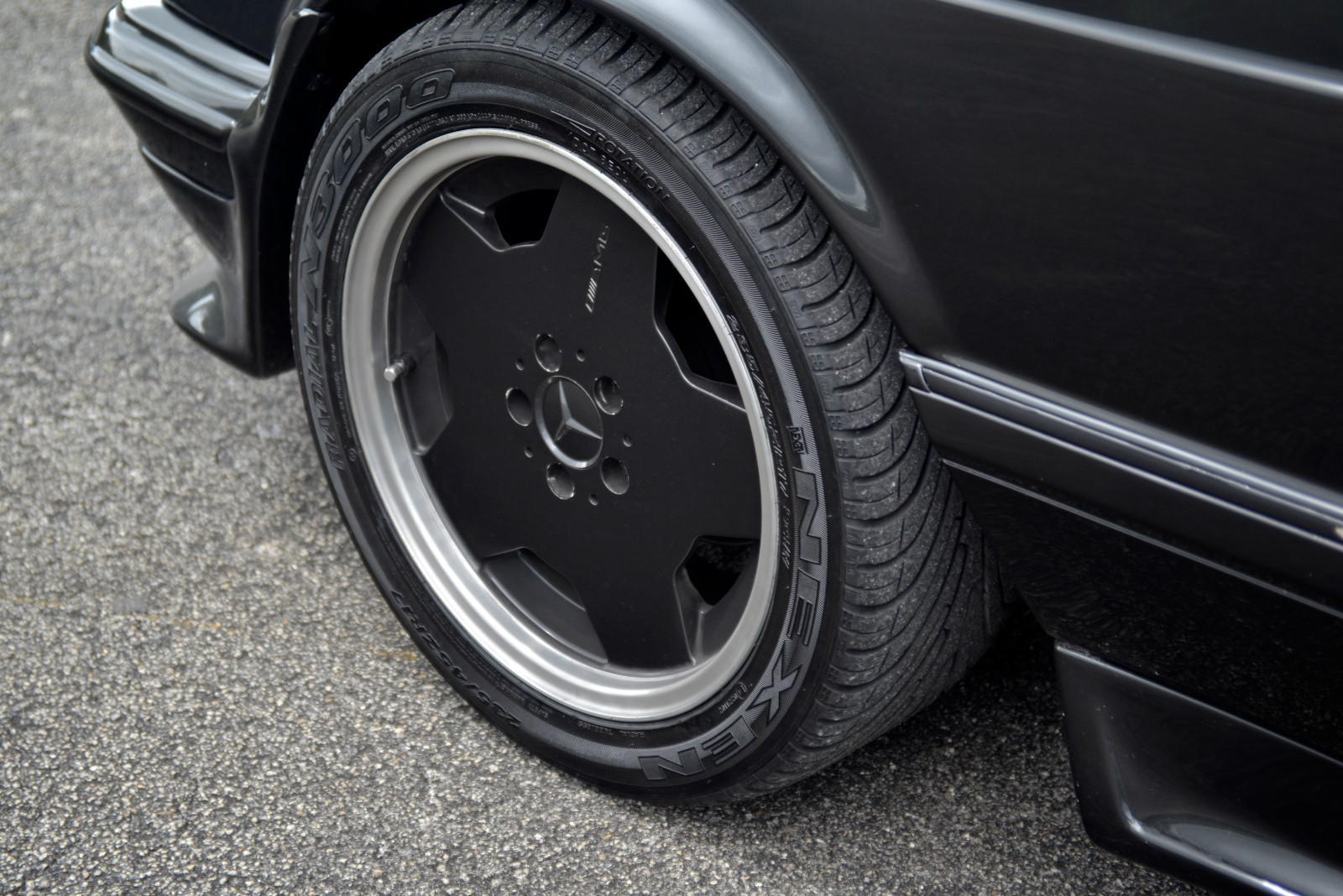Mercedes-Benz-560SEC-1989-Coupe-29