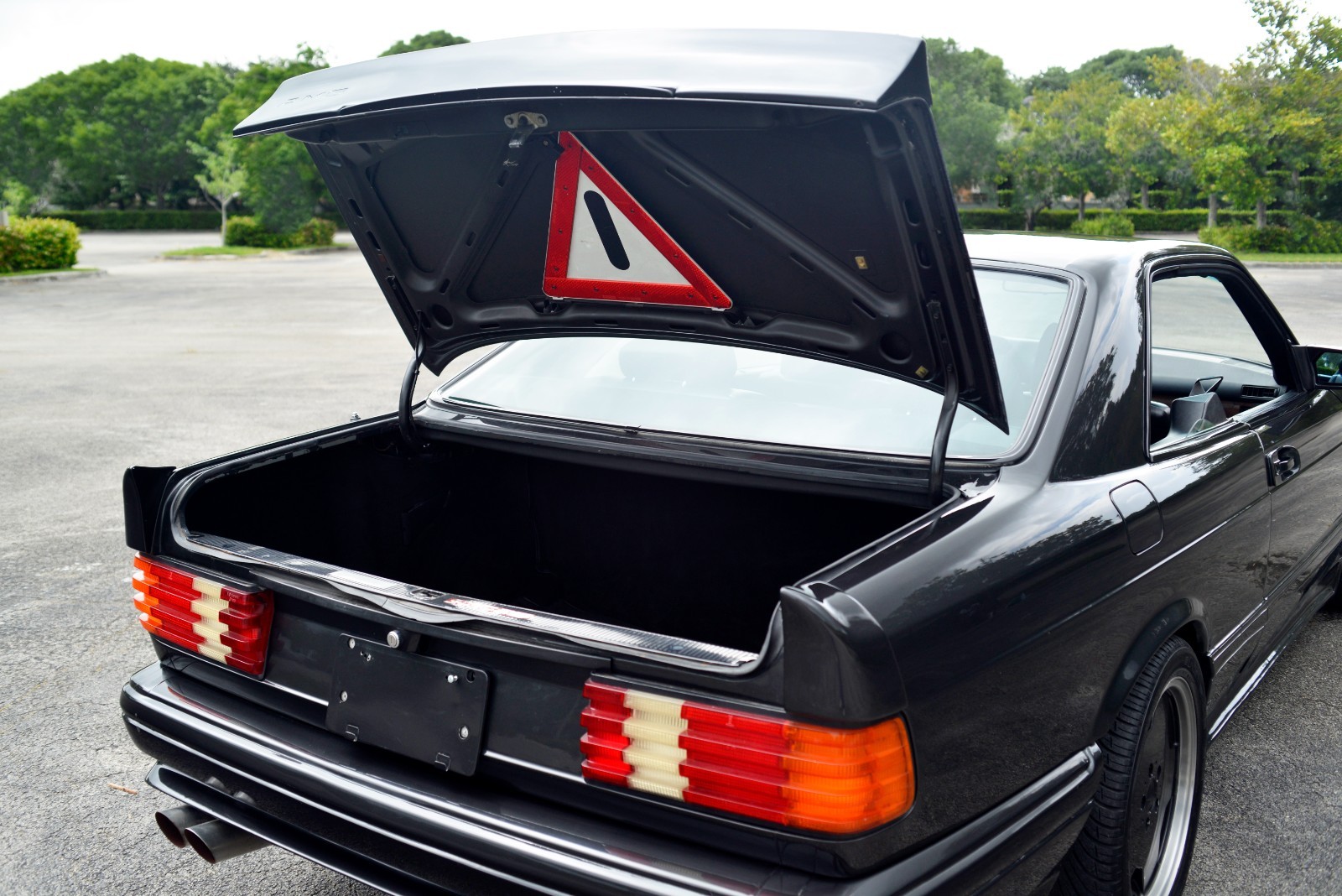 Mercedes-Benz-560SEC-1989-Coupe-32