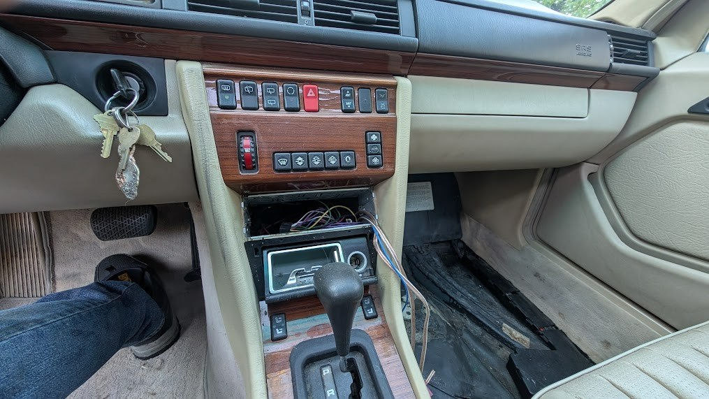 Mercedes-Benz-E-Class-1987-Wagon-15