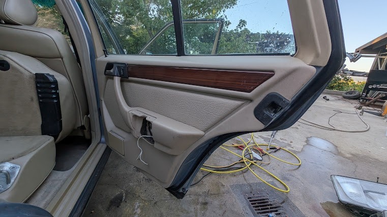 Mercedes-Benz-E-Class-1987-Wagon-23