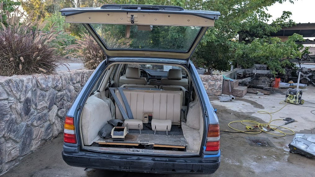 Mercedes-Benz-E-Class-1987-Wagon-4