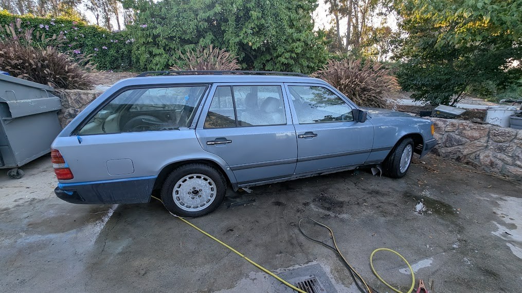 Mercedes-Benz-E-Class-1987-Wagon-9