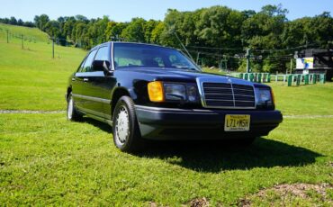 Mercedes-Benz-E-Class-1989-Sedan-1
