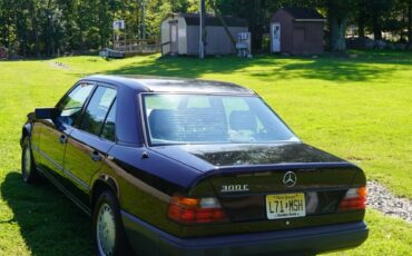 Mercedes-Benz-E-Class-1989-Sedan-2