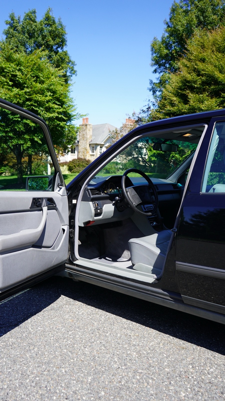 Mercedes-Benz-E-Class-1989-Sedan-3