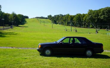 Mercedes-Benz-E-Class-1989-Sedan-4