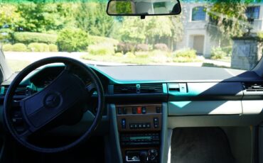 Mercedes-Benz-E-Class-1989-Sedan-6