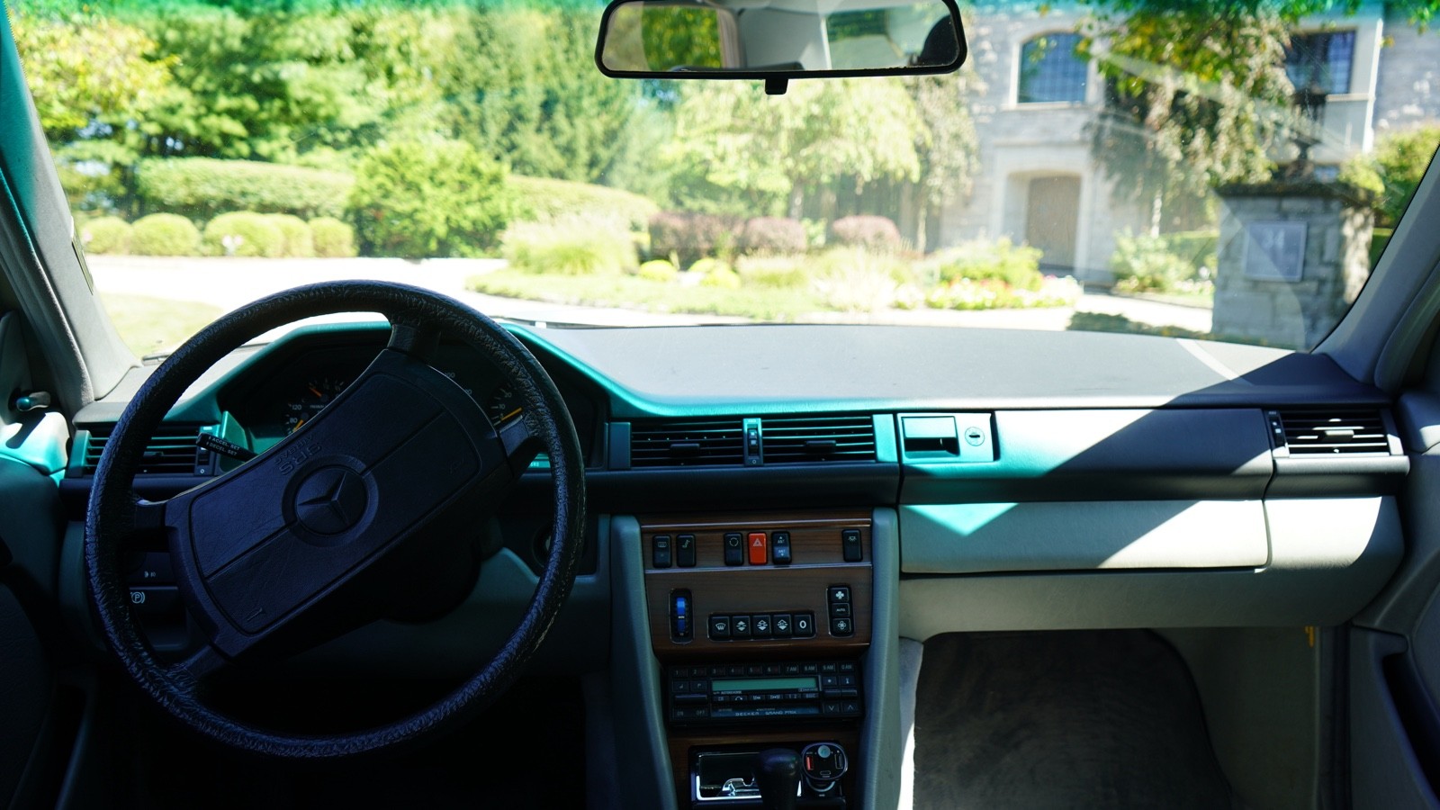 Mercedes-Benz-E-Class-1989-Sedan-6
