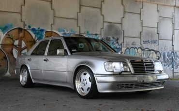 Mercedes-Benz-E-Class-1994-Sedan-1