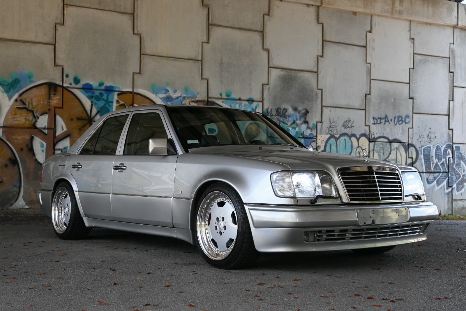 Mercedes-Benz-E-Class-1994-Sedan-1