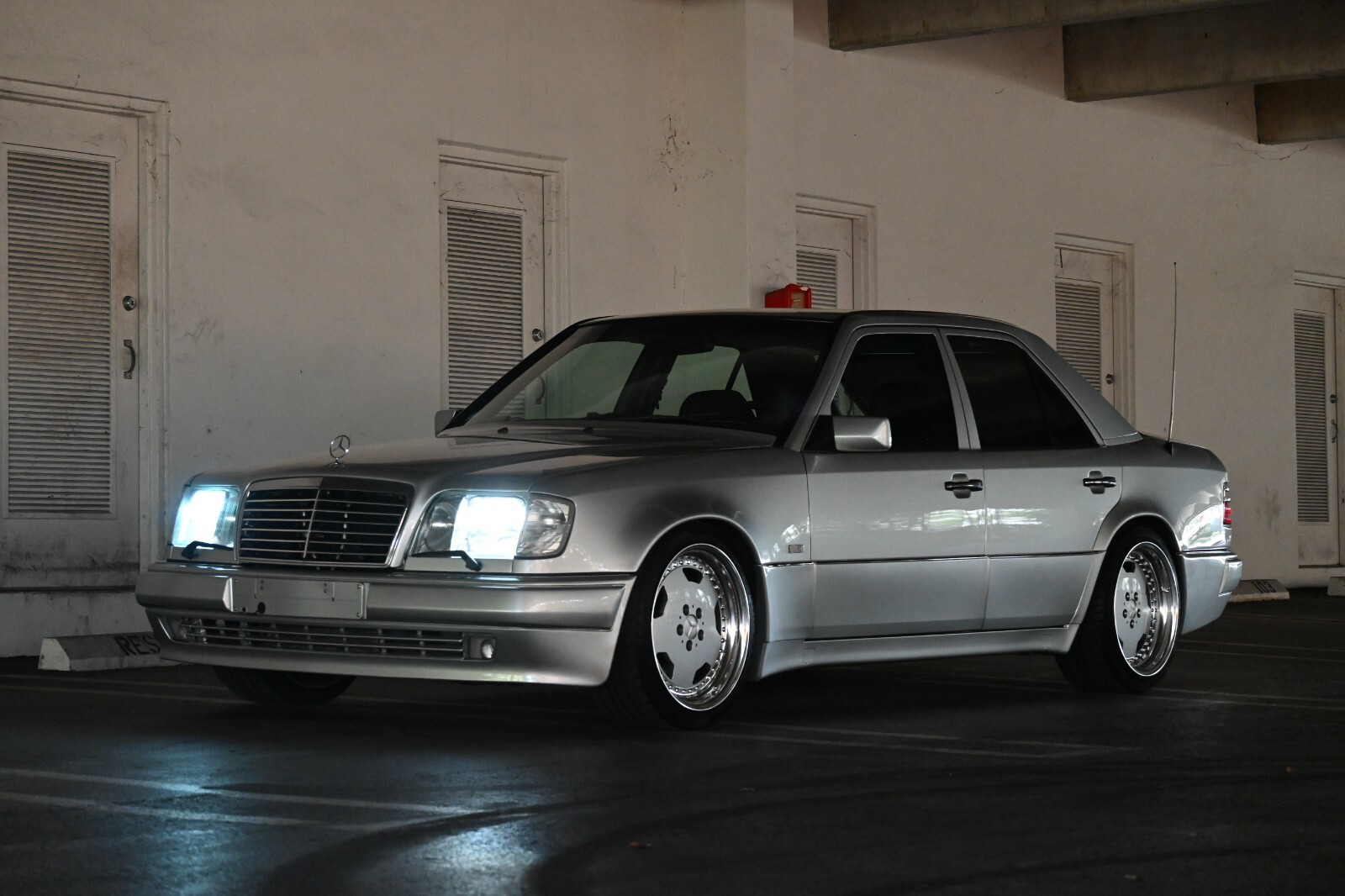 Mercedes-Benz-E-Class-1994-Sedan-10