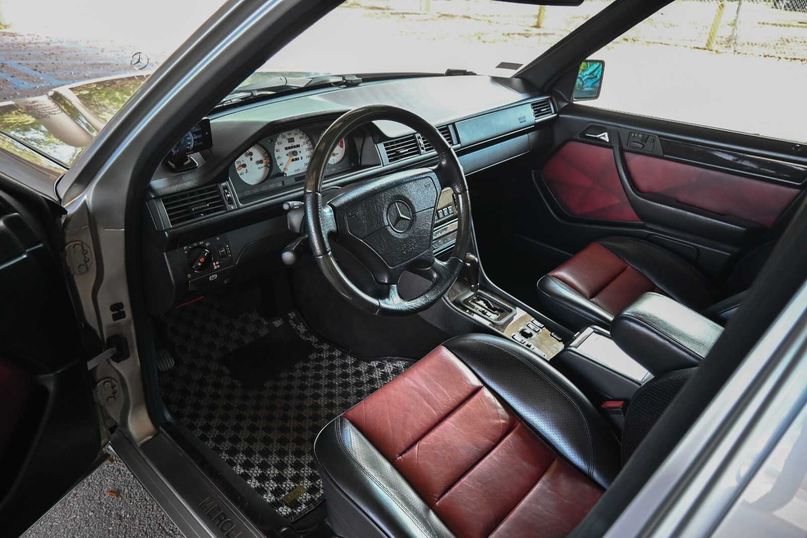 Mercedes-Benz-E-Class-1994-Sedan-13