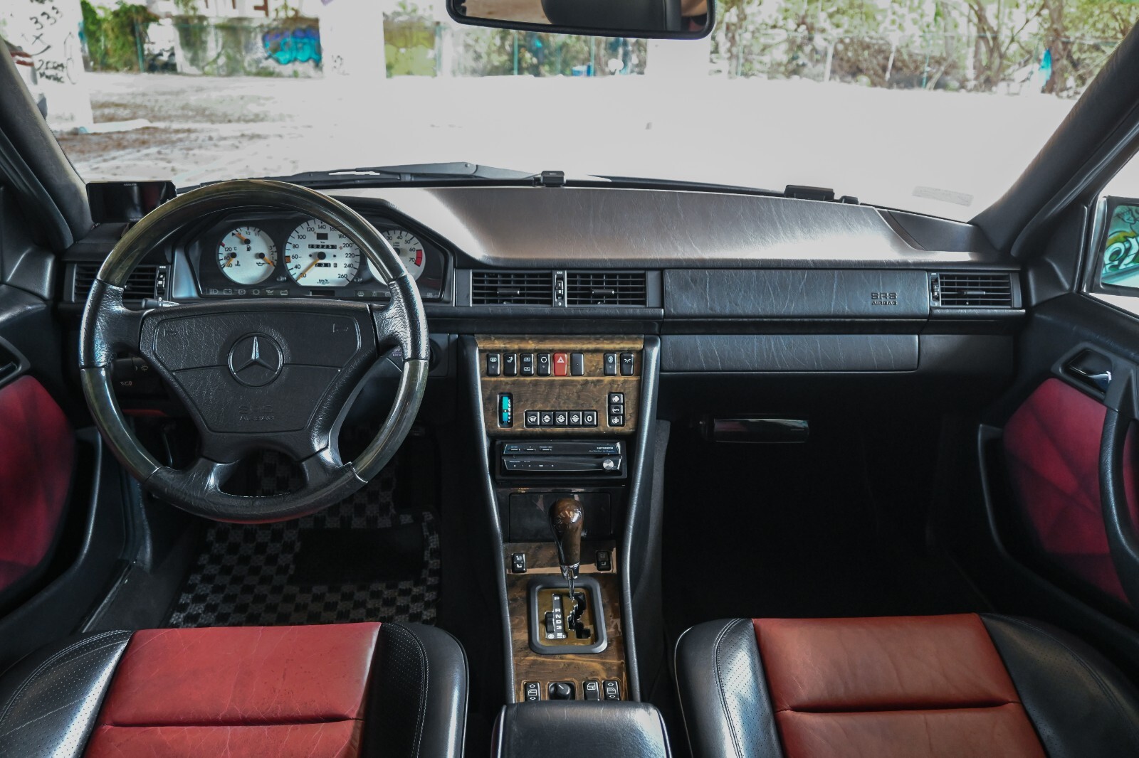 Mercedes-Benz-E-Class-1994-Sedan-17