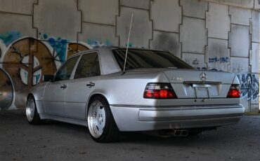 Mercedes-Benz-E-Class-1994-Sedan-3
