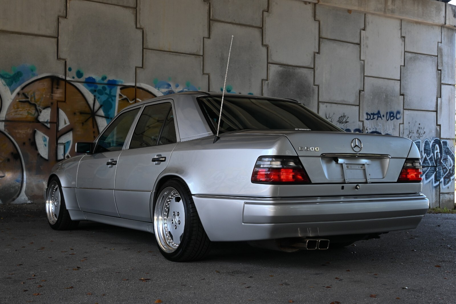 Mercedes-Benz-E-Class-1994-Sedan-3