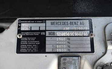 Mercedes-Benz-E-Class-1994-Sedan-35